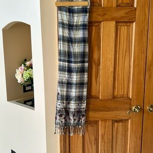 Women’s plaid scarf